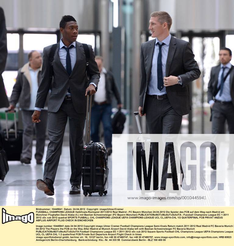 FUSSBALL CHAMPIONS LEAGUE Halbfinale-Rückspiel 2011 2012 Real Madrid - FC Bayern München 24.04.2012 Die Spieler des FCB auf dem Weg nach Madrid am Münchner Flughafen David Alaba (li,) mit Bastian Schweinsteiger (FC Bayern München)