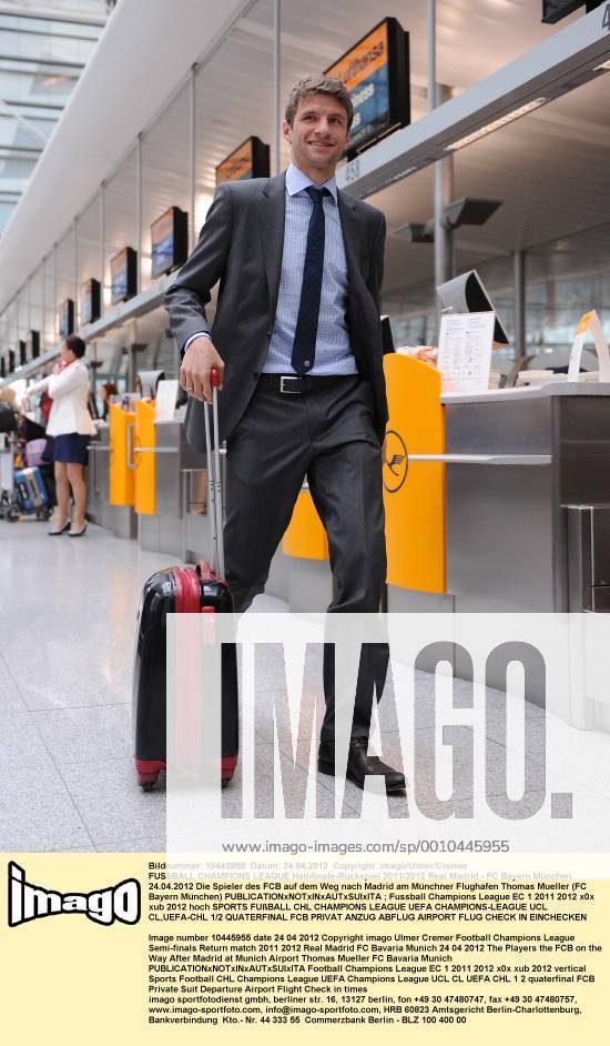 FUSSBALL CHAMPIONS LEAGUE Halbfinale-Rückspiel 2011 2012 Real Madrid - FC Bayern München 24.04.2012 Die Spieler des FCB auf dem Weg nach Madrid am Münchner Flughafen Thomas Mueller (FC Bayern München)
