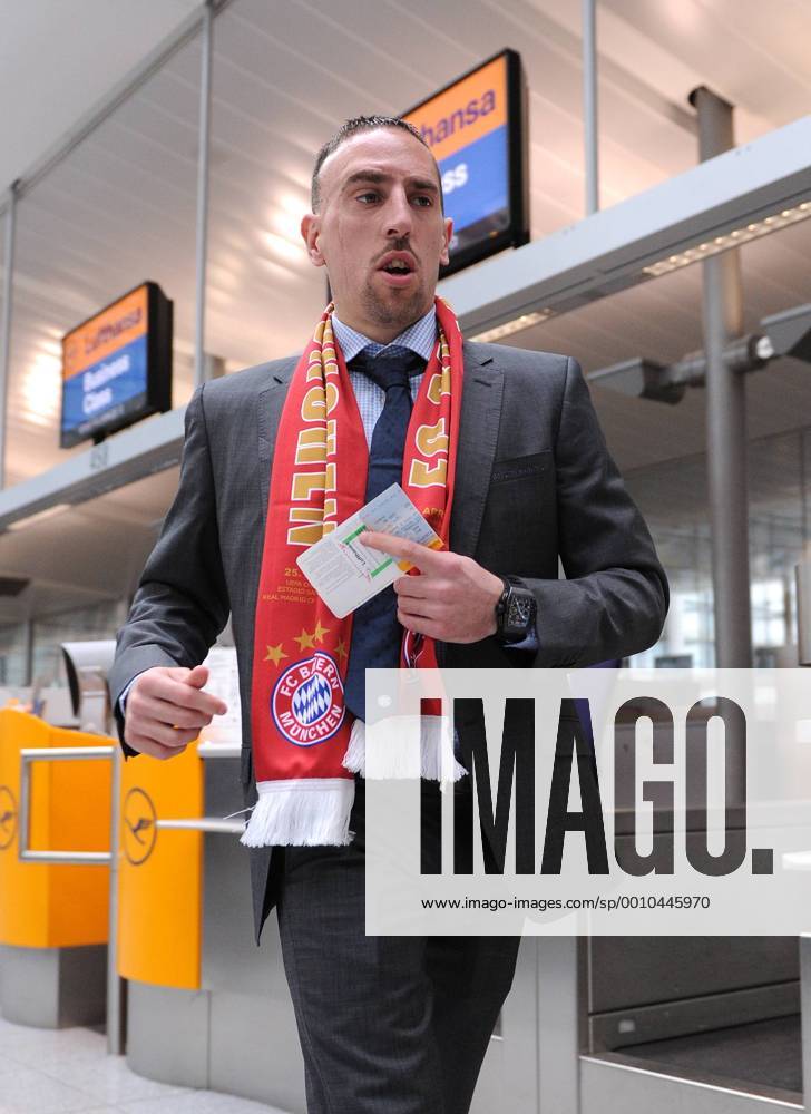 FUSSBALL CHAMPIONS LEAGUE Halbfinale-Rückspiel 2011 2012 Real Madrid - FC Bayern München 24.04.2012 Die Spieler des FCB auf dem Weg nach Madrid am Münchner Flughafen Franck Ribery (FC Bayern München)