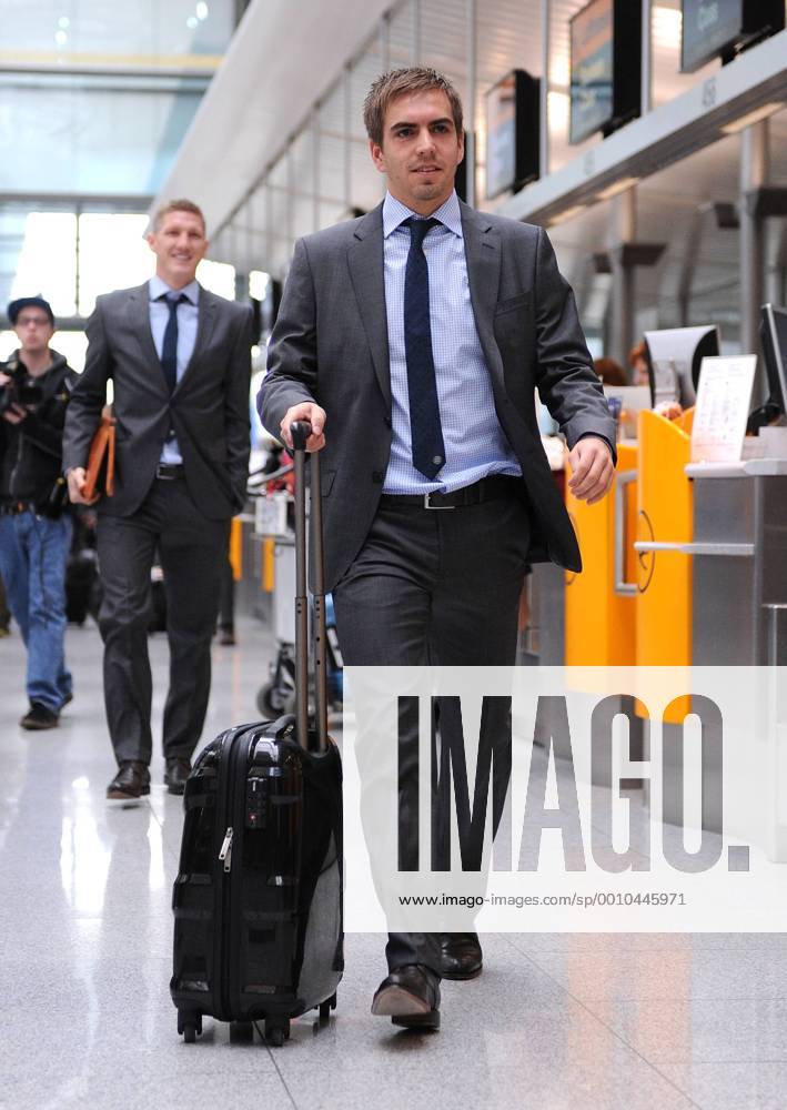 FUSSBALL CHAMPIONS LEAGUE Halbfinale-Rückspiel 2011 2012 Real Madrid - FC Bayern München 24.04.2012 Die Spieler des FCB auf dem Weg nach Madrid am Münchner Flughafen Philipp Lahm (FC Bayern München)