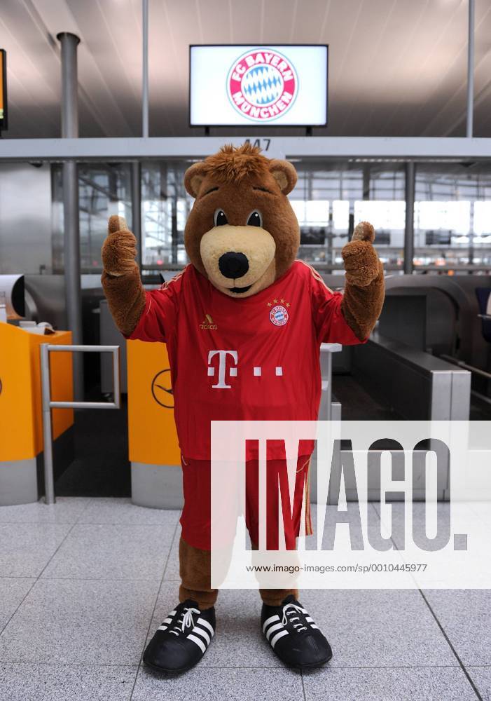 FUSSBALL CHAMPIONS LEAGUE Halbfinale-Rückspiel 2011 2012 Real Madrid - FC Bayern München 24.04.2012 Die Spieler des FCB auf dem Weg nach Madrid am Münchner Flughafen BERNI das Maskottchen vor dem Lufthansa Check In