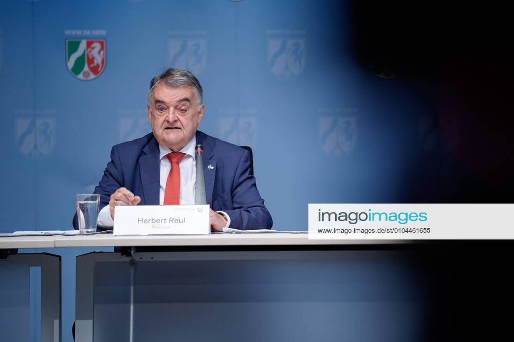 Minister of the Interior of NRW at his press statement of 16 09 2020 Aktuell, 16 09 2020, Duesseldorf, Germany, Minister of the Interior of NRW Herbert Reul at his press statement on the subject of Austrian right-wing extremism in the Polizei on 16 09 2020 in the State Chancellery in Duesseldorf Duesseldorf North Rhine-Westphalia Germany
