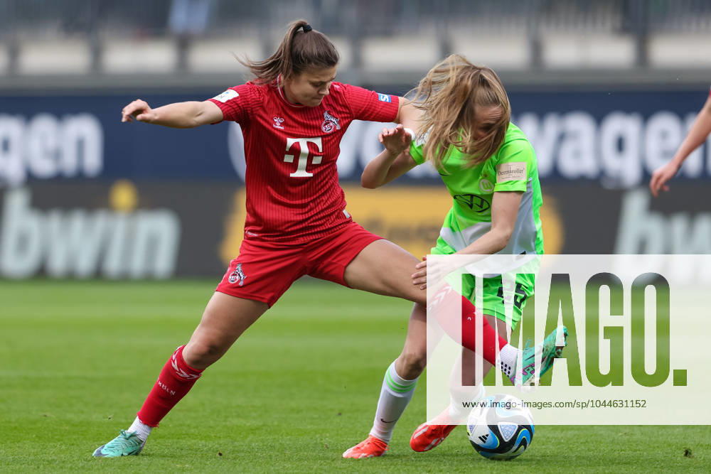 From left Martyna Wiankowska 1 FC Köln, 26 and Vivien Endemann VfL Wolfsburg, 25 in a duel, dynamic, action, action, game scene, THE DFB REGULATIONS PROHIBIT ANY USE OF PHOTOGRAPHS AS IMAGE SEQUENCES AND OR QUASI VIDEO , 03 05 2024, Wolfsburg Germany , Football, Google Pixel Womens Bundesliga, VfL Wolfsburg 1 FC Köln