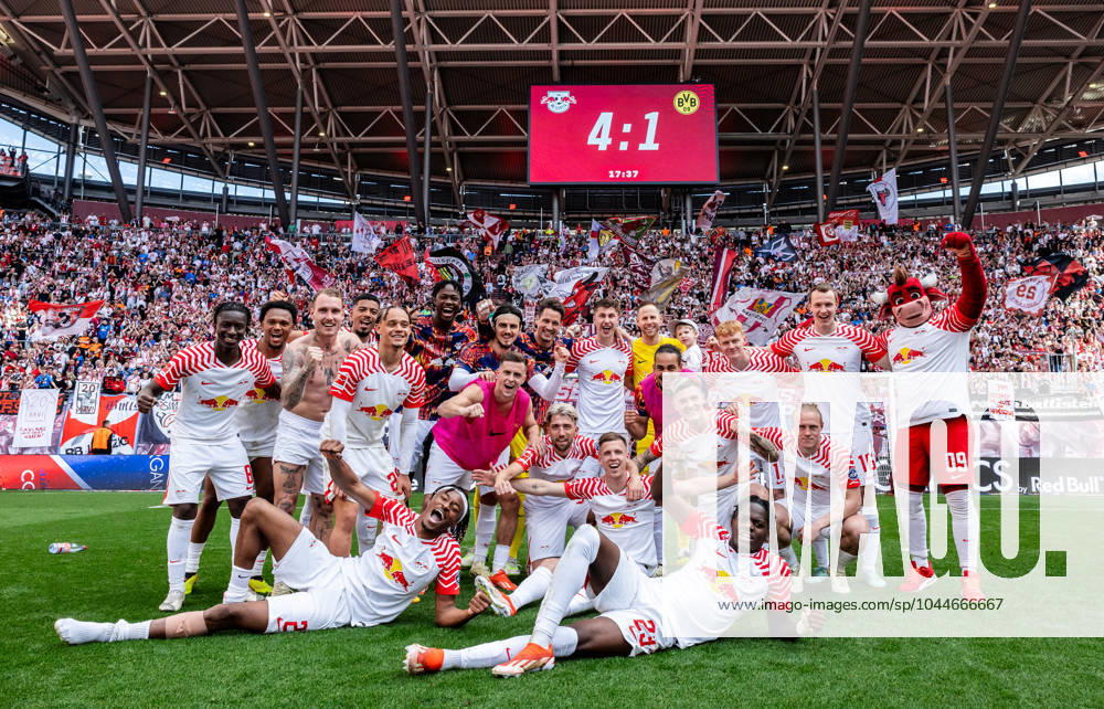Leipzigs team cheering after the match Group photo Team photo in front of their own fans Football 1 Bundesliga, Matchday 31 RB Leipzig Borussia Dortmund 27 April 2024 Leipzig, Red Bull Arena RB Leipzig Borussia Dortmund