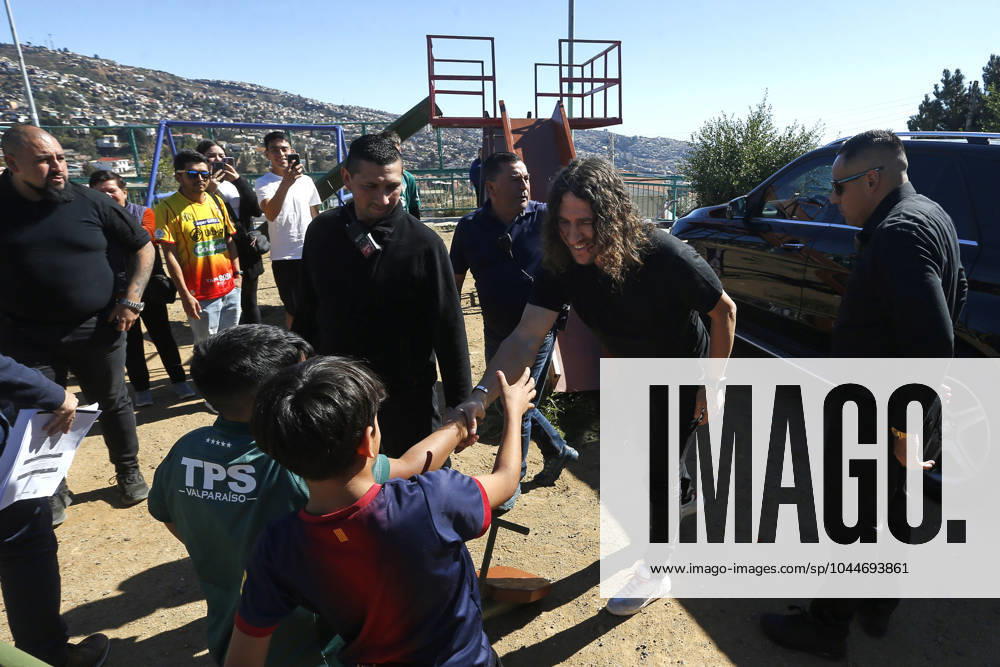 Valparaiso, 4 de mayo 2024 El exjugador del FC Barcelona, Barca Carles Puyol visita el Club Deportivo Once Estrellas en el cerro La Cruz Sebastian Cisternas Photosport Carles Puyol vistia el Club Once Estrellas en Valparaiso