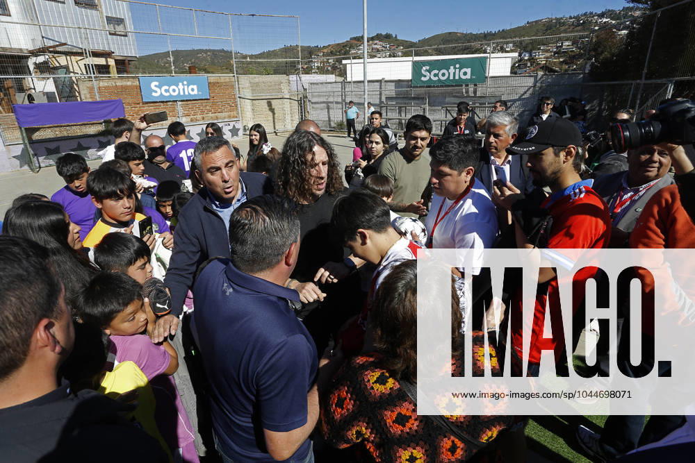 Valparaiso, 4 de mayo 2024 El exjugador del FC Barcelona, Barca Carles Puyol visita el Club Deportivo Once Estrellas en el cerro La Cruz Sebastian Cisternas Photosport Valparaiso, May 4th 2024 Ex FC Barcelona player Carles Puyol visits Club Deportivo Once Estrellas at cerro La Cruz Sebastian Cisternas Photosport Carles Puyol vistia el Club Once Estrellas en Valparaiso