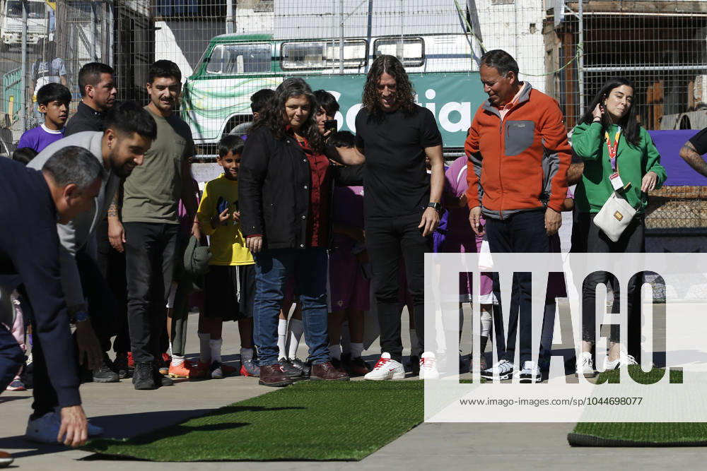 Valparaiso, 4 de mayo 2024 El exjugador del FC Barcelona, Barca Carles Puyol visita el Club Deportivo Once Estrellas en el cerro La Cruz Sebastian Cisternas Photosport Valparaiso, May 4th 2024 Ex FC Barcelona player Carles Puyol visits Club Deportivo Once Estrellas at cerro La Cruz Sebastian Cisternas Photosport Carles Puyol vistia el Club Once Estrellas en Valparaiso