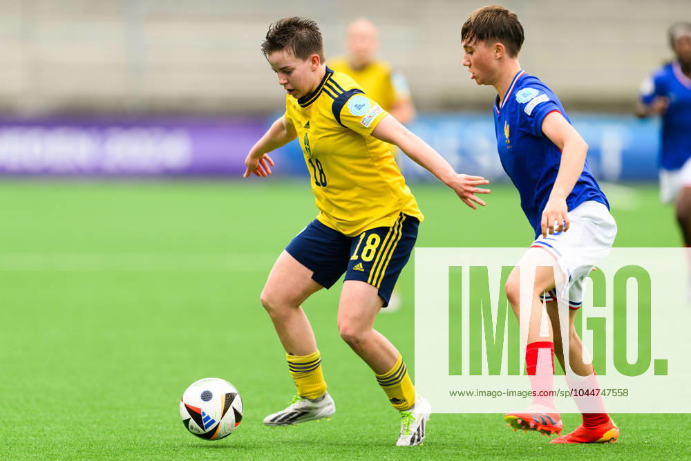 Isabelle Goldmann of Sweden and Juliane Denizot of France during the UEFA Under 17 match between Sweden and France on May 5, 2024 in Malmö Photo Mathilda Ahlberg BILDBYRAN kod MA MA0655 fotboll football soccer fotball football soccer fotball em u17 p17 uefa euro under 17 sverige sweden france dam bbeng