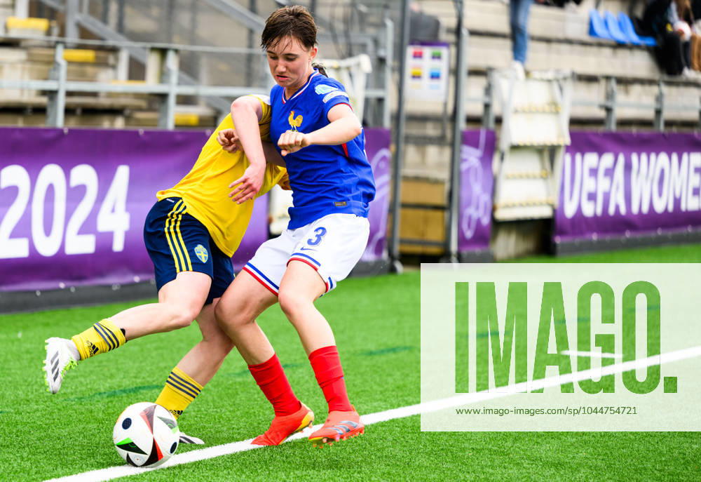 Isabelle Goldmann of Sweden and Juliane Denizot of France during the UEFA Under 17 match between Sweden and France on May 5, 2024 in Malmö Photo Mathilda Ahlberg BILDBYRAN kod MA MA0655 fotboll football soccer fotball football soccer fotball em u17 p17 uefa euro under 17 sverige sweden france dam bbeng