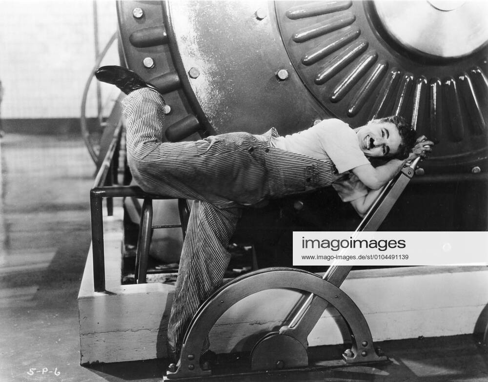 MODERN TIMES CHARLIE CHAPLIN MODERN TIMES Date: 1936 Mandatory credit line: Image courtesy CHARLES CHAPLIN PRODUTIONS Ronald Grant Archive Mary Evans