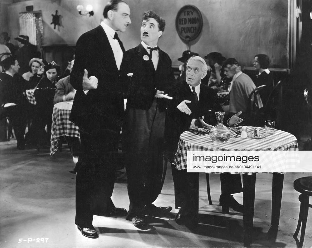 MODERN TIMES CHARLIE CHAPLIN MODERN TIMES Date: 1936 Mandatory credit line: Image courtesy CHARLES CHAPLIN PRODUTIONS Ronald Grant Archive Mary Evans