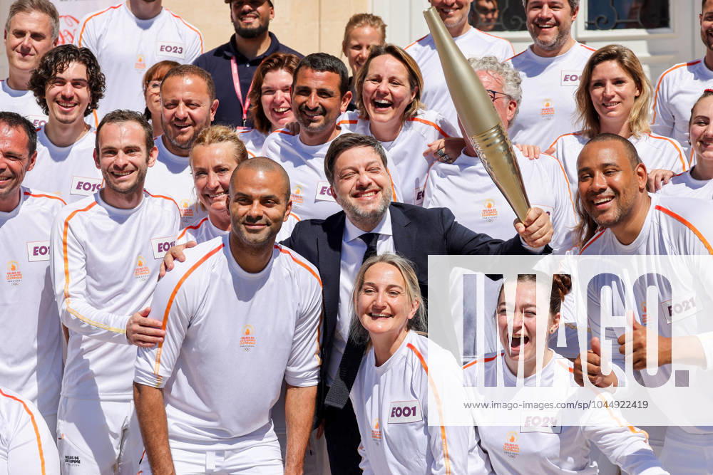 Dà but du relais de la flamme olympique dans la cità phocà enne de Marseille Tony Parker avec Benoit Payan (maire de Marseille) lors de la premiere à tape du relais de la flamme olympique à Marseille, France, le 9 mai 2024. Les porteurs de la torche doivent transporter la flamme olympique dans les rues de la cità phocà enne de Marseille, un jour apres son arrivà e sur le majestueux navire à trois mâts Belem pour la cà rà monie d accueil. Le relais de la torche olympique parcourra 12 000 kilometres (7500 milles) à travers la France. Dominique Jacovides Bestimage French torchbearer during the first stage of the Olympic Flame relay in Marseille, France, on May 9, 2024. Marseille France