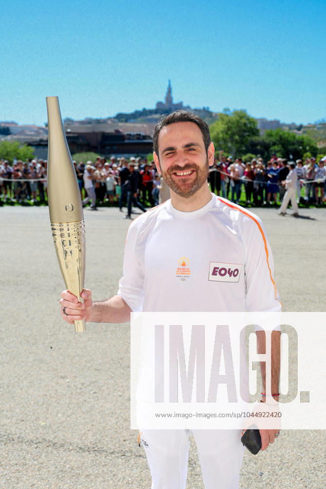 Dà but du relais de la flamme olympique dans la cità phocà enne de Marseille Camille Combal avec la torche lors de la premiere à tape du relais de la flamme olympique à Marseille, France, le 9 mai 2024. Les porteurs de la torche doivent transporter la flamme olympique dans les rues de la cità phocà enne de Marseille, un jour apres son arrivà e sur le majestueux navire à trois mâts Belem pour la cà rà monie d accueil. Le relais de la torche olympique parcourra 12 000 kilometres (7500 milles) à travers la France. Dominique Jacovides Bestimage French torchbearer during the first stage of the Olympic Flame relay in Marseille, France, on May 9, 2024. Marseille France