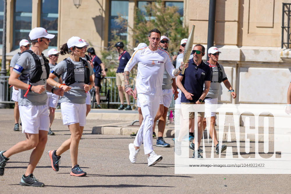Dà but du relais de la flamme olympique dans la cità phocà enne de Marseille Frà dà rick Bousquet avec la flamme lors de la premiere à tape du relais de la flamme olympique à Marseille, France, le 9 mai 2024. Les porteurs de la torche doivent transporter la flamme olympique dans les rues de la cità phocà enne de Marseille, un jour apres son arrivà e sur le majestueux navire à trois mâts Belem pour la cà rà monie d accueil. Le relais de la torche olympique parcourra 12 000 kilometres (7500 milles) à travers la France. Dominique Jacovides Bestimage French torchbearer during the first stage of the Olympic Flame relay in Marseille, France, on May 9, 2024. Marseille France