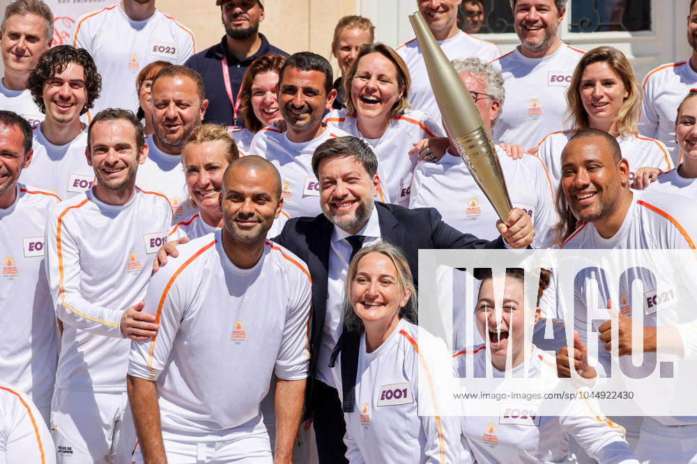 Dà but du relais de la flamme olympique dans la cità phocà enne de Marseille Tony Parker avec Benoit Payan (maire de Marseille) lors de la premiere à tape du relais de la flamme olympique à Marseille, France, le 9 mai 2024. Les porteurs de la torche doivent transporter la flamme olympique dans les rues de la cità phocà enne de Marseille, un jour apres son arrivà e sur le majestueux navire à trois mâts Belem pour la cà rà monie d accueil. Le relais de la torche olympique parcourra 12 000 kilometres (7500 milles) à travers la France. Dominique Jacovides Bestimage French torchbearer during the first stage of the Olympic Flame relay in Marseille, France, on May 9, 2024. Marseille France