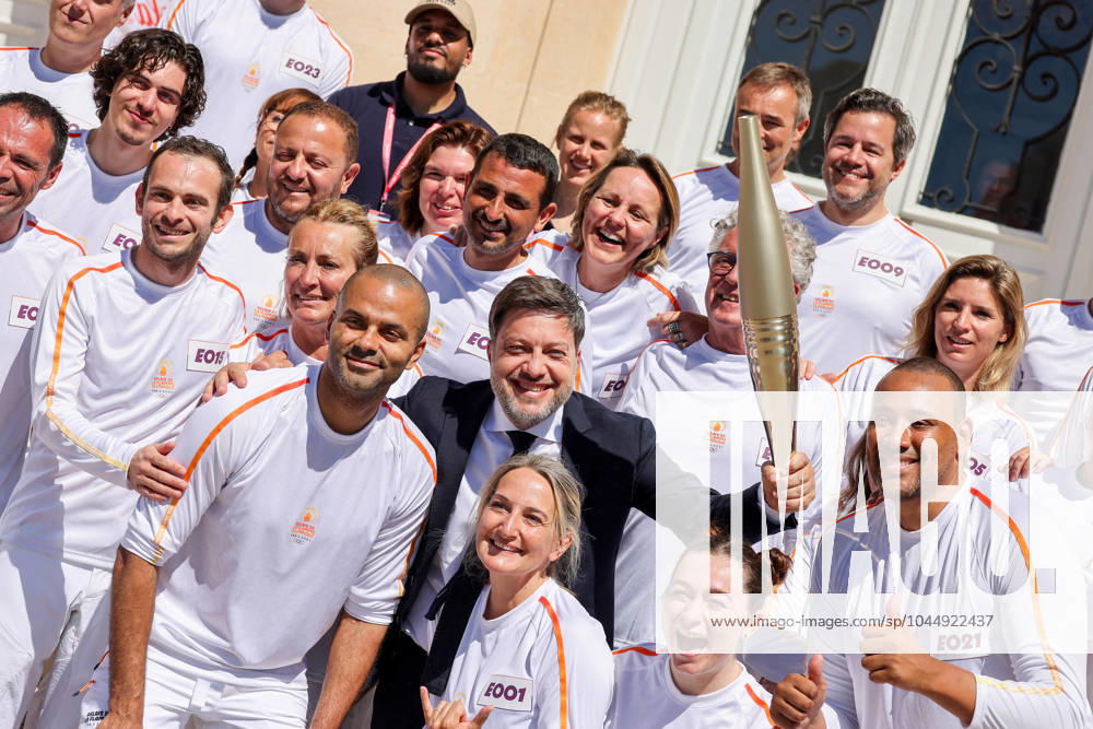 Dà but du relais de la flamme olympique dans la cità phocà enne de Marseille Tony Parker avec Benoit Payan (maire de Marseille) lors de la premiere à tape du relais de la flamme olympique à Marseille, France, le 9 mai 2024. Les porteurs de la torche doivent transporter la flamme olympique dans les rues de la cità phocà enne de Marseille, un jour apres son arrivà e sur le majestueux navire à trois mâts Belem pour la cà rà monie d accueil. Le relais de la torche olympique parcourra 12 000 kilometres (7500 milles) à travers la France. Dominique Jacovides Bestimage French torchbearer during the first stage of the Olympic Flame relay in Marseille, France, on May 9, 2024. Marseille France