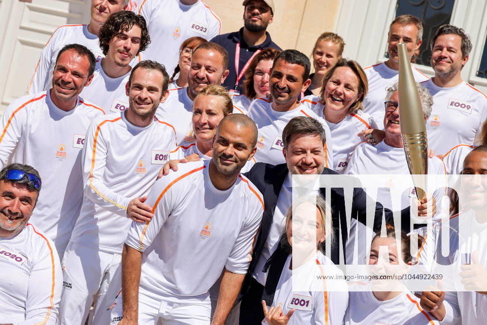Dà but du relais de la flamme olympique dans la cità phocà enne de Marseille Tony Parker avec Benoit Payan (maire de Marseille) lors de la premiere à tape du relais de la flamme olympique à Marseille, France, le 9 mai 2024. Les porteurs de la torche doivent transporter la flamme olympique dans les rues de la cità phocà enne de Marseille, un jour apres son arrivà e sur le majestueux navire à trois mâts Belem pour la cà rà monie d accueil. Le relais de la torche olympique parcourra 12 000 kilometres (7500 milles) à travers la France. Dominique Jacovides Bestimage French torchbearer during the first stage of the Olympic Flame relay in Marseille, France, on May 9, 2024. Marseille France