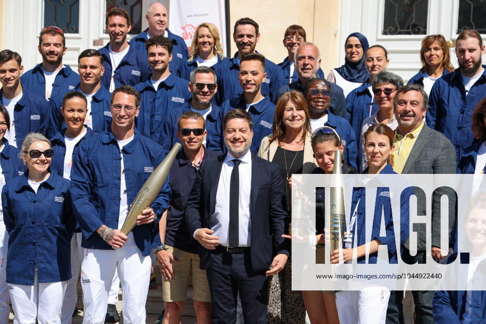 Dà but du relais de la flamme olympique dans la cità phocà enne de Marseille Frà dà rick Bousquet avec une torche, Benoit Payan (maire de Marseille), Camille Combal et Nicole Ferroni avec une torche lors de la premiere à tape du relais de la flamme olympique à Marseille, France, le 9 mai 2024. Les porteurs de la torche doivent transporter la flamme olympique dans les rues de la cità phocà enne de Marseille, un jour apres son arrivà e sur le majestueux navire à trois mâts Belem pour la cà rà monie d accueil. Le relais de la torche olympique parcourra 12 000 kilometres (7500 milles) à travers la France. Dominique Jacovides Bestimage French torchbearer during the first stage of the Olympic Flame relay in Marseille, France, on May 9, 2024. Marseille France