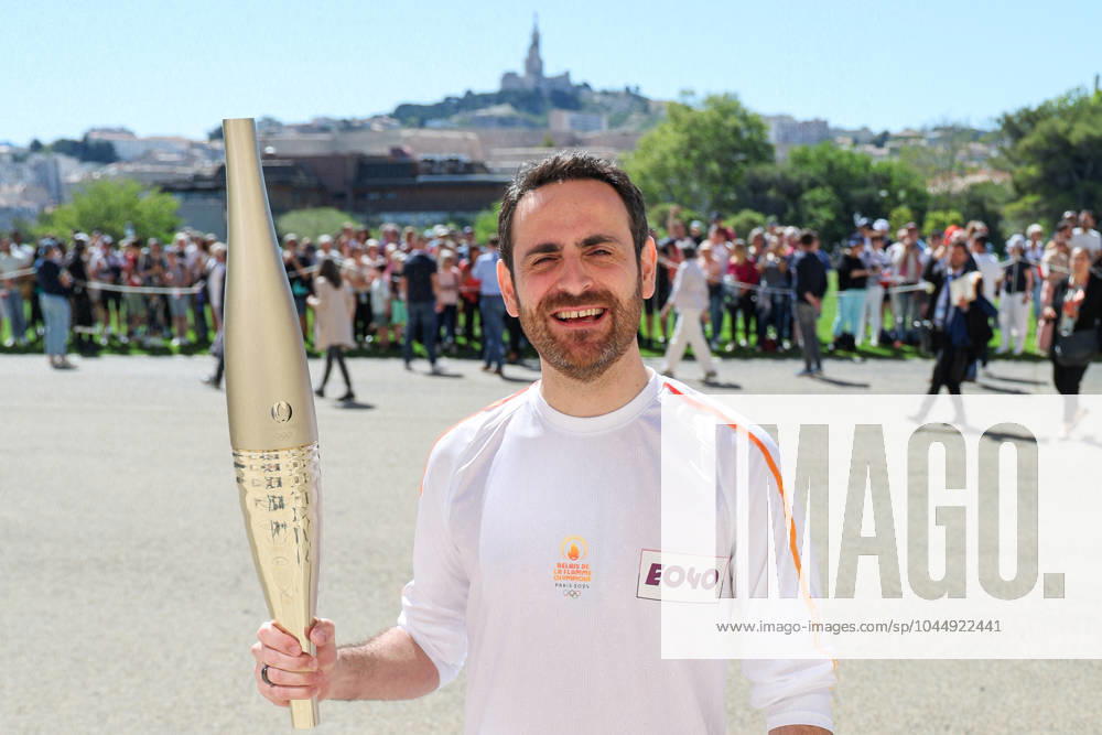 Dà but du relais de la flamme olympique dans la cità phocà enne de Marseille Camille Combal avec la torche lors de la premiere à tape du relais de la flamme olympique à Marseille, France, le 9 mai 2024. Les porteurs de la torche doivent transporter la flamme olympique dans les rues de la cità phocà enne de Marseille, un jour apres son arrivà e sur le majestueux navire à trois mâts Belem pour la cà rà monie d accueil. Le relais de la torche olympique parcourra 12 000 kilometres (7500 milles) à travers la France. Dominique Jacovides Bestimage French torchbearer during the first stage of the Olympic Flame relay in Marseille, France, on May 9, 2024. Marseille France