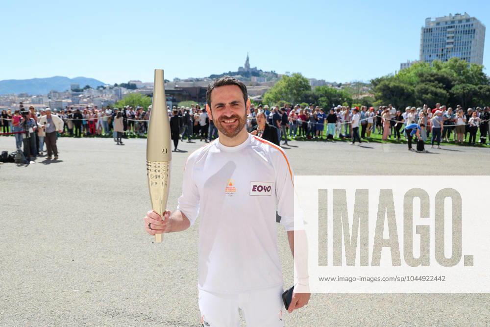 Dà but du relais de la flamme olympique dans la cità phocà enne de Marseille Camille Combal avec la torche lors de la premiere à tape du relais de la flamme olympique à Marseille, France, le 9 mai 2024. Les porteurs de la torche doivent transporter la flamme olympique dans les rues de la cità phocà enne de Marseille, un jour apres son arrivà e sur le majestueux navire à trois mâts Belem pour la cà rà monie d accueil. Le relais de la torche olympique parcourra 12 000 kilometres (7500 milles) à travers la France. Dominique Jacovides Bestimage French torchbearer during the first stage of the Olympic Flame relay in Marseille, France, on May 9, 2024. Marseille France