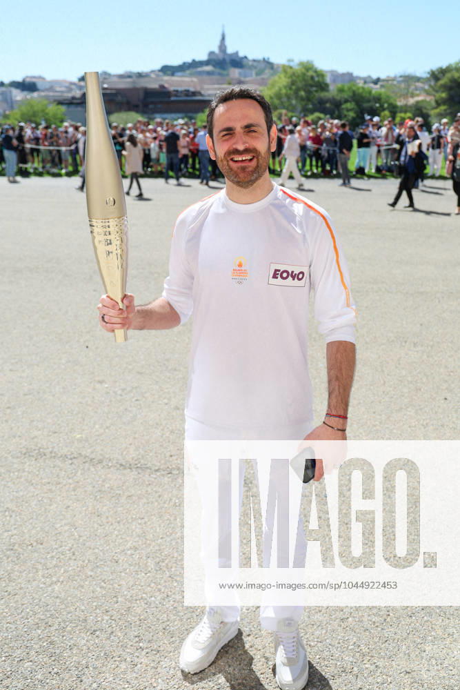 Dà but du relais de la flamme olympique dans la cità phocà enne de Marseille Camille Combal avec la torche lors de la premiere à tape du relais de la flamme olympique à Marseille, France, le 9 mai 2024. Les porteurs de la torche doivent transporter la flamme olympique dans les rues de la cità phocà enne de Marseille, un jour apres son arrivà e sur le majestueux navire à trois mâts Belem pour la cà rà monie d accueil. Le relais de la torche olympique parcourra 12 000 kilometres (7500 milles) à travers la France. Dominique Jacovides Bestimage French torchbearer during the first stage of the Olympic Flame relay in Marseille, France, on May 9, 2024. Marseille France