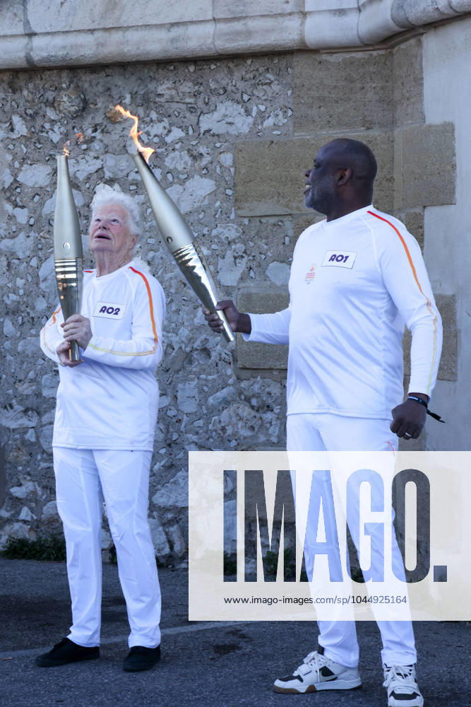 - first Olympic torch relay in Marseille - 09 05 2024 - France Provence-Alpes-Cote d Azur Marseille - Former Olympique de Marseille glory Basile Boli during the first Olympic torch relays in Marseille. May 9, 2024. SylvainxRostaingx Pictorium LePictorium_0291334