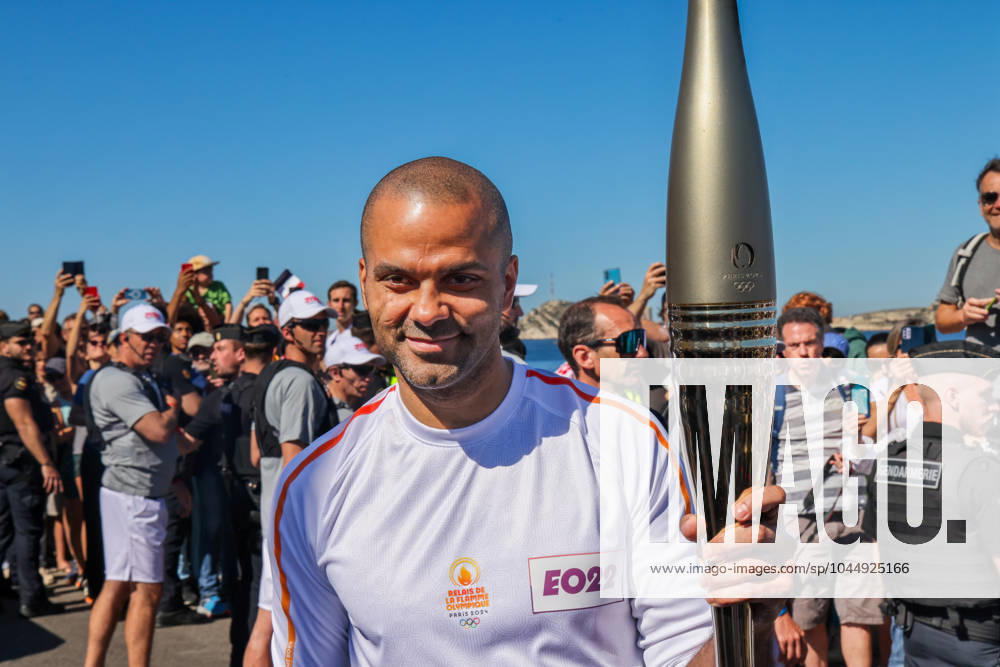 - first Olympic torch relay in Marseille - 09 05 2024 - France Provence-Alpes-Cote d Azur Marseille - Basketball player Tony Parker during the first Olympic torch relays in Marseille. May 9, 2024. SylvainxRostaingx Pictorium LePictorium_0291344