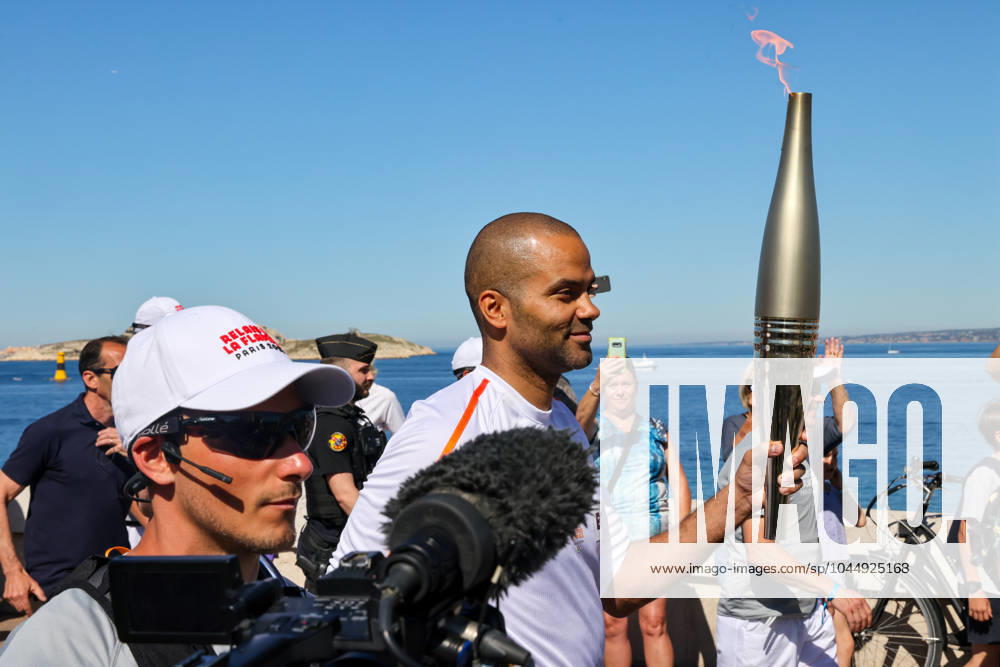 - first Olympic torch relay in Marseille - 09 05 2024 - France Provence-Alpes-Cote d Azur Marseille - Basketball player Tony Parker during the first Olympic torch relays in Marseille. May 9, 2024. SylvainxRostaingx Pictorium LePictorium_0291346