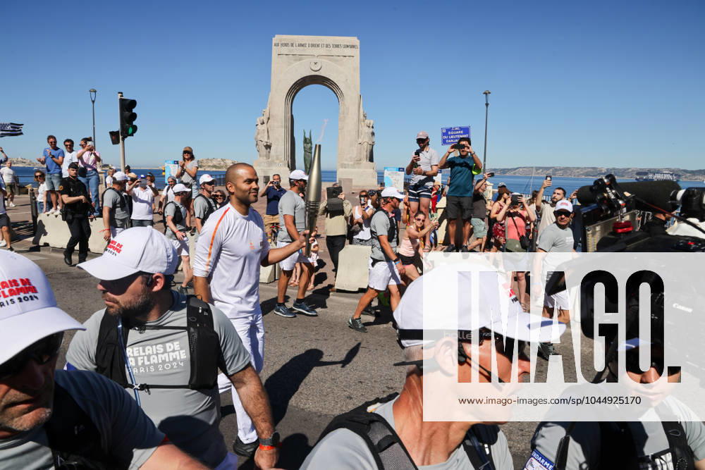 - first Olympic torch relay in Marseille - 09 05 2024 - France Provence-Alpes-Cote d Azur Marseille - Basketball player Tony Parker during the first Olympic torch relays in Marseille. May 9, 2024. SylvainxRostaingx Pictorium LePictorium_0291347
