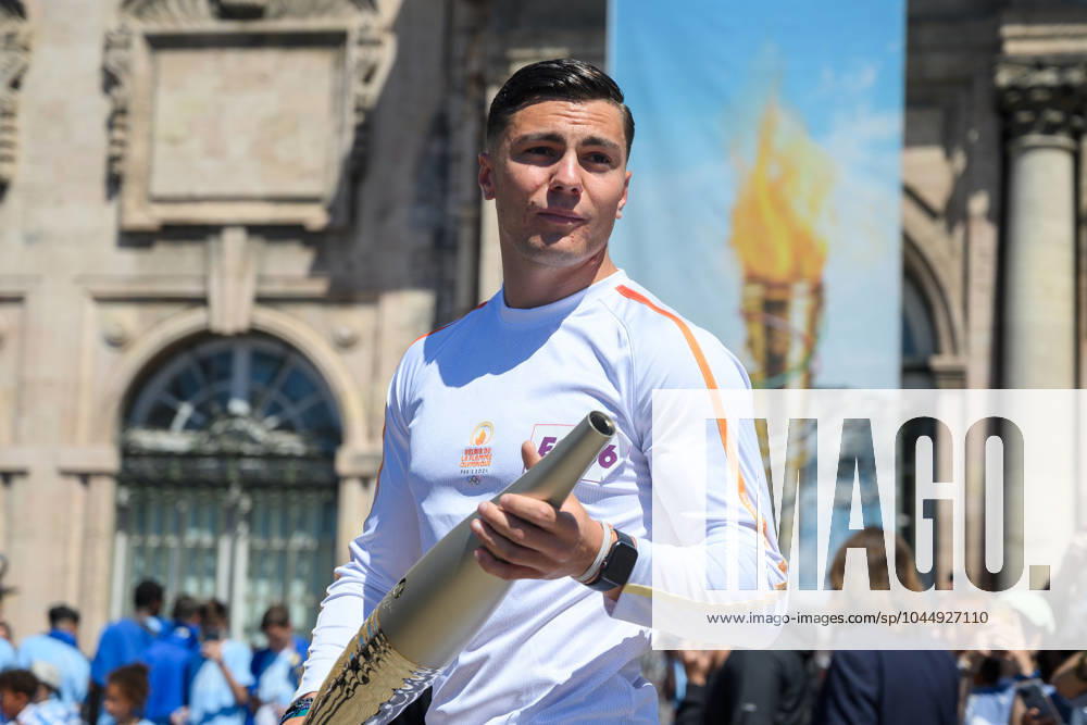 (240509) -- MARSEILLE, May 9, 2024 -- Local firefighter and torch bearer Matthieu Gudet holds the Olympic Torch during the relay of the Olympic flame of Paris 2024 in Marseille, France, May 9, 2024. (Photo by Xinhua) (SP)FRANCE-MARSEILLE-2024 PARIS OLYMPIC-TOURCH RELAY JulienxMattia