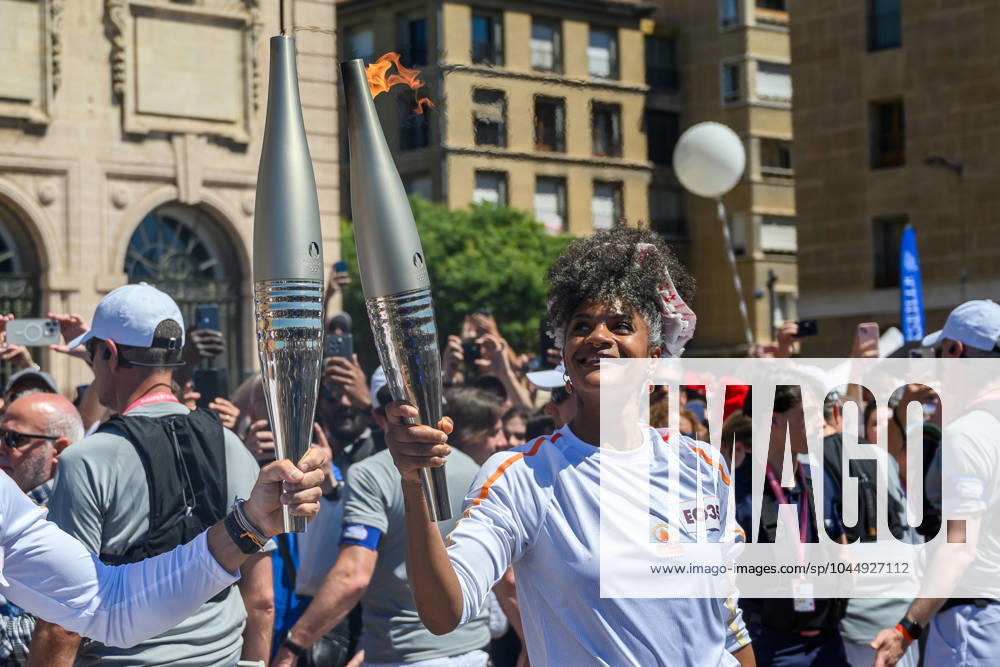 (240509) -- MARSEILLE, May 9, 2024 -- Tourch bearer Maryam Kaba passes the Olympic Torch during the relay of the Olympic flame of Paris 2024 in Marseille, France, May 9, 2024. (Photo by Xinhua) (SP)FRANCE-MARSEILLE-2024 PARIS OLYMPIC-TOURCH RELAY JulienxMattia