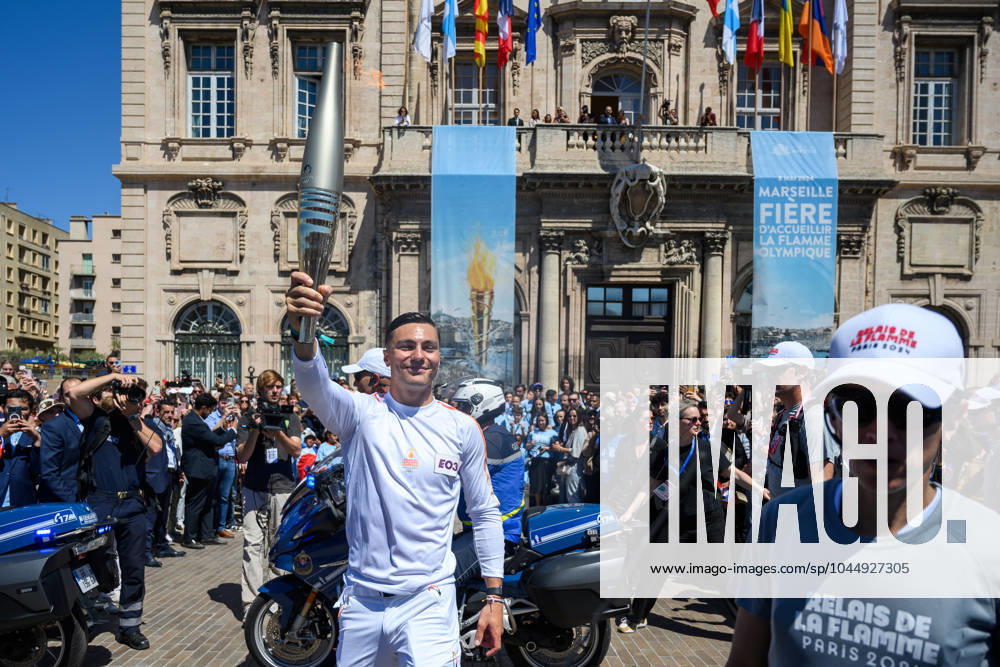 (240509) -- MARSEILLE, May 9, 2024 -- Local firefighter and torch bearer Matthieu Gudet holds the Olympic Torch during the relay of the Olympic flame of Paris 2024 in Marseille, France, May 9, 2024. (Photo by Xinhua) (SP)FRANCE-MARSEILLE-2024 PARIS OLYMPIC-TOURCH RELAY JulienxMattia