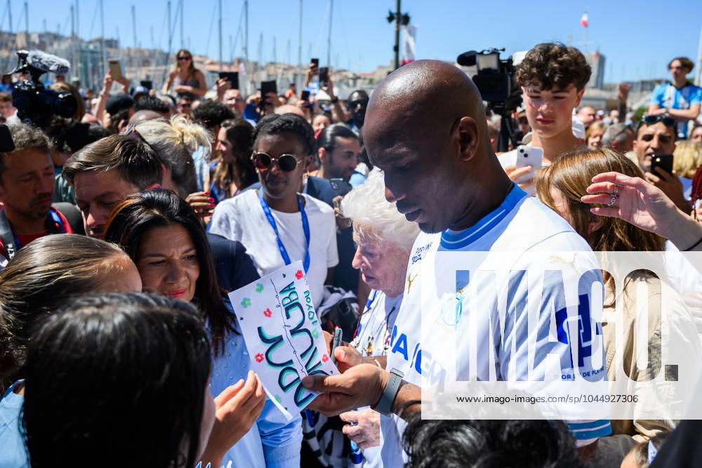 (240509) -- MARSEILLE, May 9, 2024 -- Former football player Didier Drogba signs for fans during the relay of the Olympic flame of Paris 2024 in Marseille, France, May 9, 2024. (Photo by Xinhua) (SP)FRANCE-MARSEILLE-2024 PARIS OLYMPIC-TOURCH RELAY JulienxMattia
