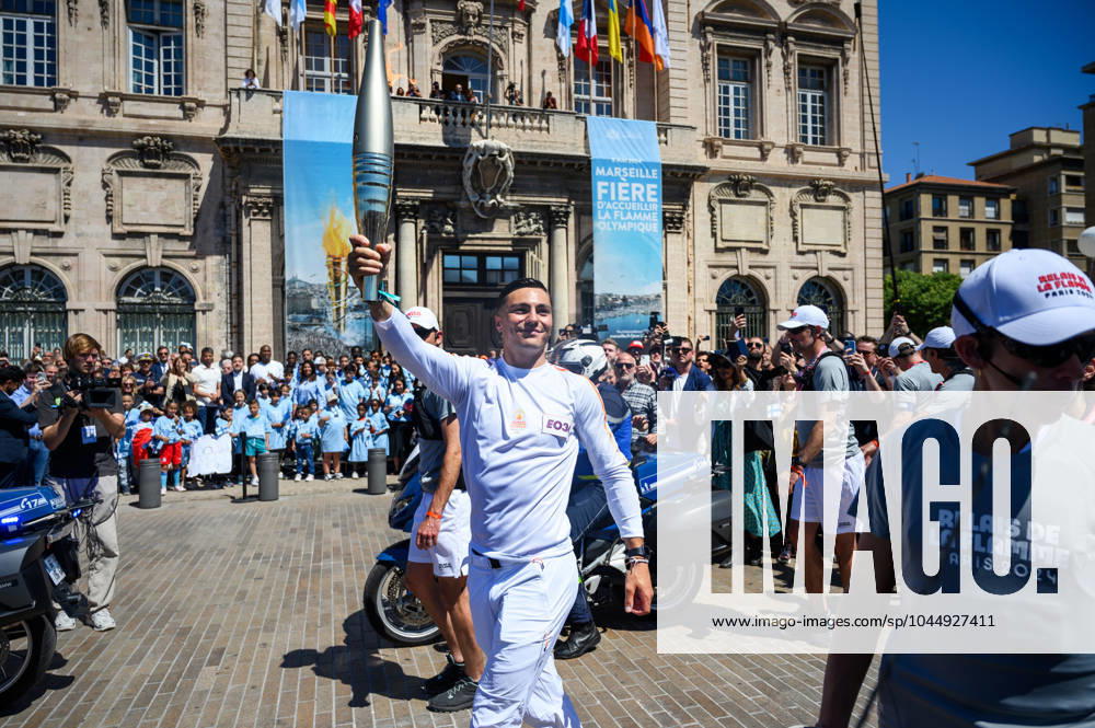 (240509) -- MARSEILLE, May 9, 2024 -- Local firefighter and torch bearer Matthieu Gudet holds the Olympic Torch during the relay of the Olympic flame of Paris 2024 in Marseille, France, May 9, 2024. (Photo by Xinhua) (SP)FRANCE-MARSEILLE-2024 PARIS OLYMPIC-TOURCH RELAY JulienxMattia