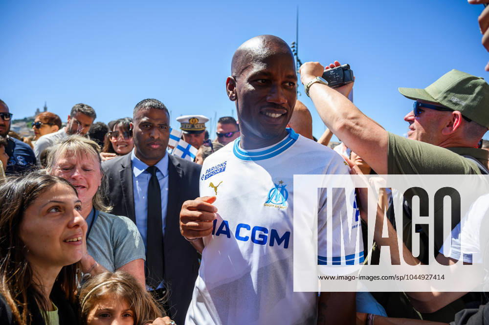 (240509) -- MARSEILLE, May 9, 2024 -- Former football player Didier Drogba is seen during the relay of the Olympic flame of Paris 2024 in Marseille, France, May 9, 2024. (Photo by Xinhua) (SP)FRANCE-MARSEILLE-2024 PARIS OLYMPIC-TOURCH RELAY JulienxMattia