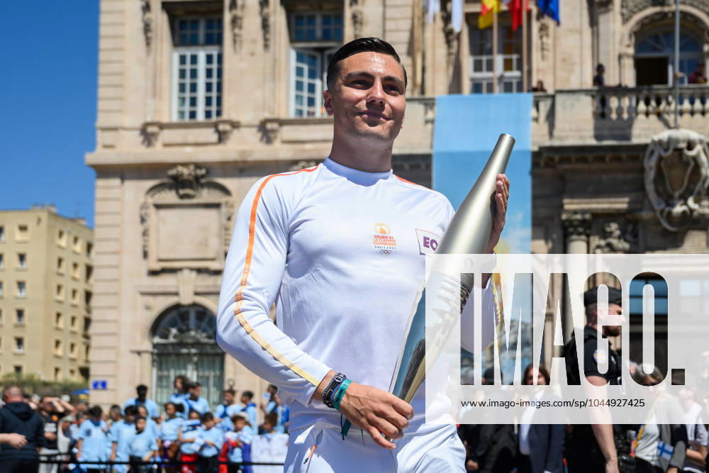 (240509) -- MARSEILLE, May 9, 2024 -- Local firefighter and torch bearer Matthieu Gudet holds the Olympic Torch during the relay of the Olympic flame of Paris 2024 in Marseille, France, May 9, 2024. (Photo by Xinhua) (SP)FRANCE-MARSEILLE-2024 PARIS OLYMPIC-TOURCH RELAY JulienxMattia