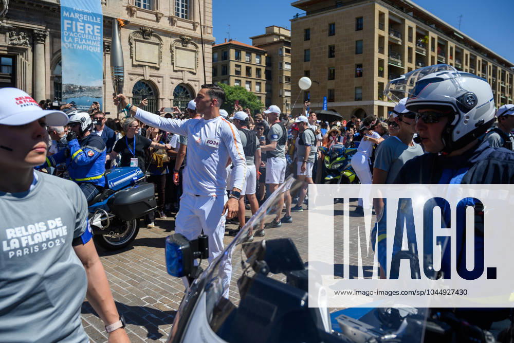 (240509) -- MARSEILLE, May 9, 2024 -- Local firefighter and torch bearer Matthieu Gudet holds the Olympic Torch during the relay of the Olympic flame of Paris 2024 in Marseille, France, May 9, 2024. (Photo by Xinhua) (SP)FRANCE-MARSEILLE-2024 PARIS OLYMPIC-TOURCH RELAY JulienxMattia