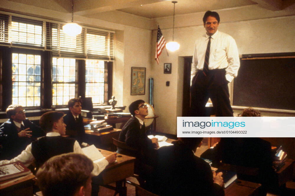DEAD POETS SOCIETY ROBIN WILLIAMS DEAD POETS SOCIETY Date: 1989 Mandatory credit line: Image courtesy TOUCHSTONE PICTURES Ronald Grant Archive Mary Evans