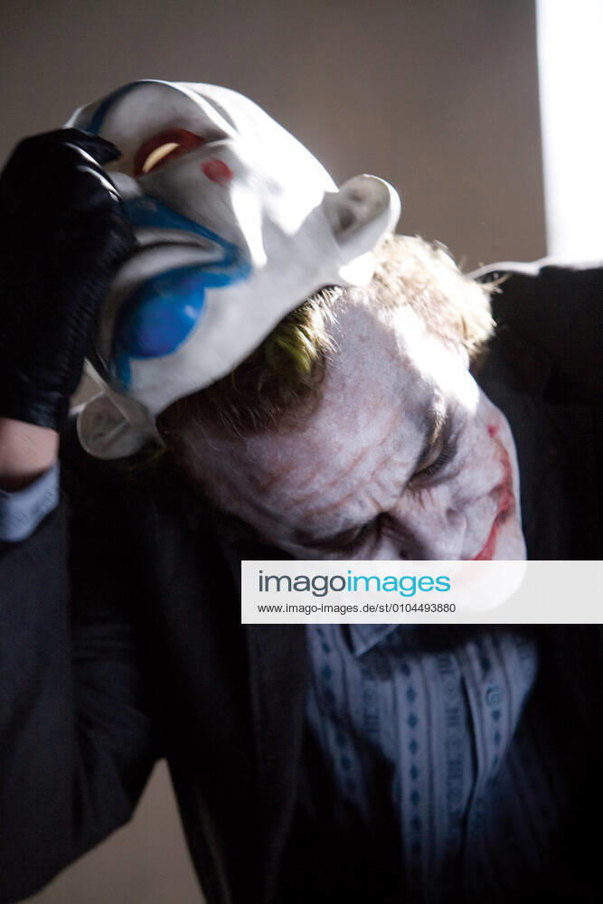 THE DARK KNIGHT aka BATMAN: THE DARK KNIGHT HEATH LEDGER as The Joker THE DARK KNIGHT Date: 2008 Mandatory credit line: Image courtesy WARNER BROS DC COMICS TM & ? DC Comics. ? 2007 Warner Bros Ronald Grant Archive Mary Evans