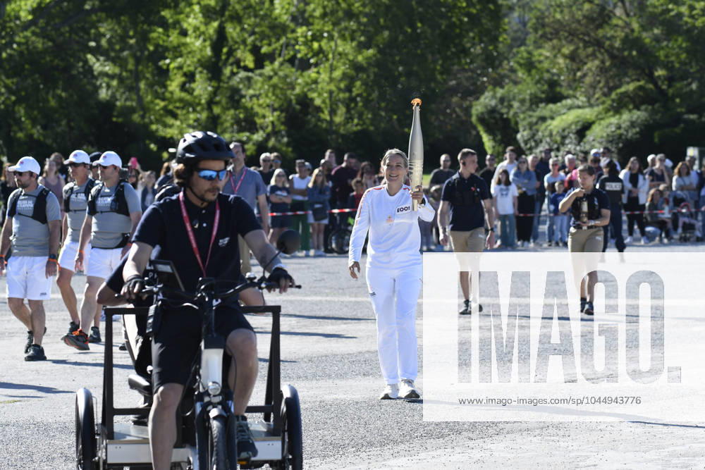 Pendant plus de deux mois, la Flamme Olympique traversera 64 territoires et 10 000 personnes se relaieront pour apporter la torche jusqu à Paris. Emmanuelle Clair Dumont est une athlete de haut niveau. Elle est la premiere francaise à avoir relevà le dà fi de boucler 7 marathons en 7 jours sur 7 continents, y compris l Antarctique et le pà le Nord. JO 2024 : Dà but du Relais de la Flamme à Marseille - 09 05 2024 WilliamCannarella Panoramic