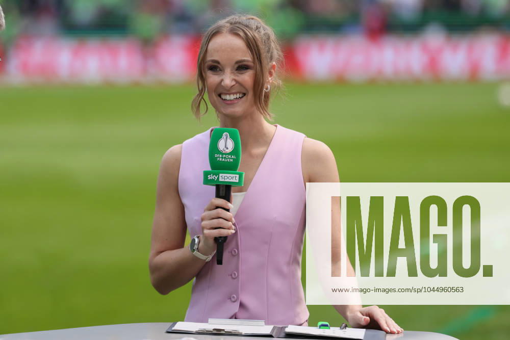 From left presenter Nele Schenker Sky at the microphone, portrait, close-up, single photo, single photo, smiling, laughing, happy, fun, joy, THE DFB REGULATIONS PROHIBIT ANY USE OF PHOTOGRAPHS AS IMAGE SEQUENCES AND OR QUASI VIDEO , 09 05 2024, Cologne Germany , Football, DFB Cup Final Women, FC Bayern Munich VfL Wolfsburg