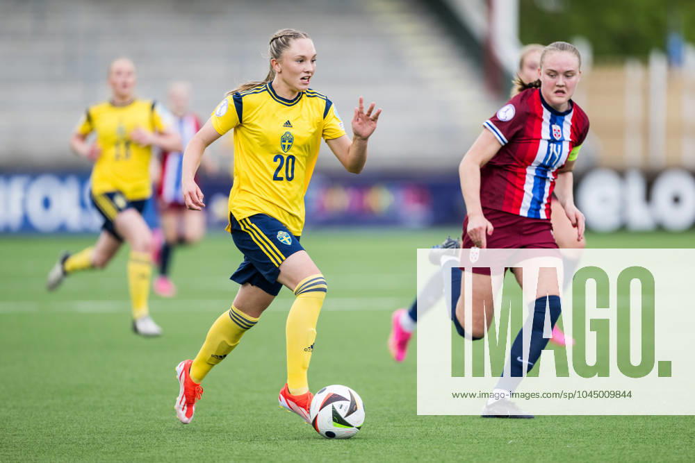 Nova Rolfsson of Sweden and Tuva Olaussen Sagen of Norway during the UEFA European Women?s Under 17 Championship match between Norway and Sweden on May 11, 2024 in Malmö Photo Petter Arvidson BILDBYRAN kod PA PA0805 fotboll football soccer fotball em u17 f17 uefa euro under 17 norge sverige sweden norway dam bbeng