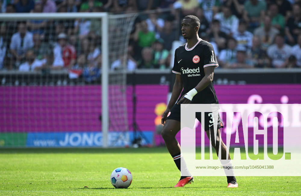 Soccer 1 Bundesliga, Borussia Moenchengladbach Eintracht Frankfurt, v l Willian Pacho Eintracht Frankfurt Moenchengladbach
