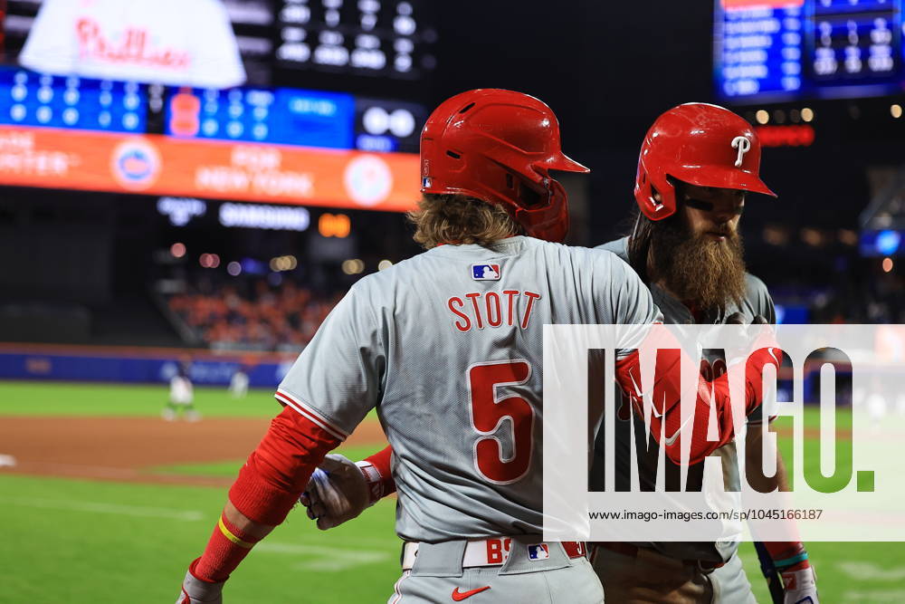 Philadelphia Phillies v New York Mets - MLB, Baseball Herren, USA Philadelphia Phillies Bryson Stott 5 is being congratulated after hitting a home run during the ninth inning of a baseball game against the New York Mets at Citi Field in Corona, N.Y., on May 13, 2024. New York City N.Y. United States