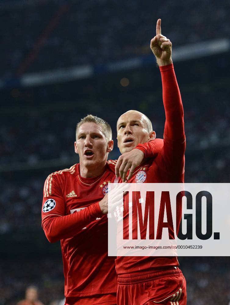 FUSSBALL CHAMPIONS LEAGUE SAISON 2011 2012 HALBFINALE RÜCKSPIEL Real Madrid - FC Bayern München 25.04.2012 Jubel nach dem 2:1: Bastian Schweinsteiger (li) und Arjen Robben (re, beide FC Bayern München)