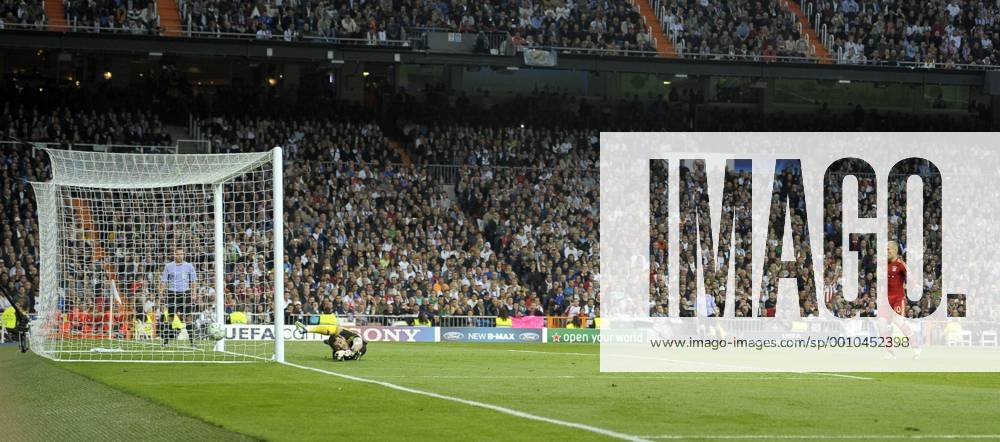 Fussball Champions League 2011 2012, Halbfinale Rückspiel, Real Madrid - FC Bayern München in Madrid, Estadio Bernabeu. Arjen Robben (re, München) erzielt mit diesem Foulelfmeter gegen Torwart Iker Casillas (li, Real Madrid) das Tor zum 1:2.