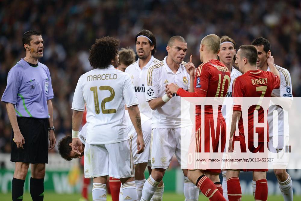 FUSSBALL CHAMPIONS LEAGUE SAISON 2011 2012 HALBFINALE RÜCKSPIEL Real Madrid - FC Bayern München 25.04.2012 Rudelbildung zur Diskussion: Marcelo, Sami Khedira, Pepe (Real Madrid), Arjen Robben (FC Bayern München), Franck Ribery (FC Bayern München) und Alvaro Arbeloa (Real Madrid) diskutieren unter der Beobachtung von Schiedsrichter Viktor Kassai (li)
