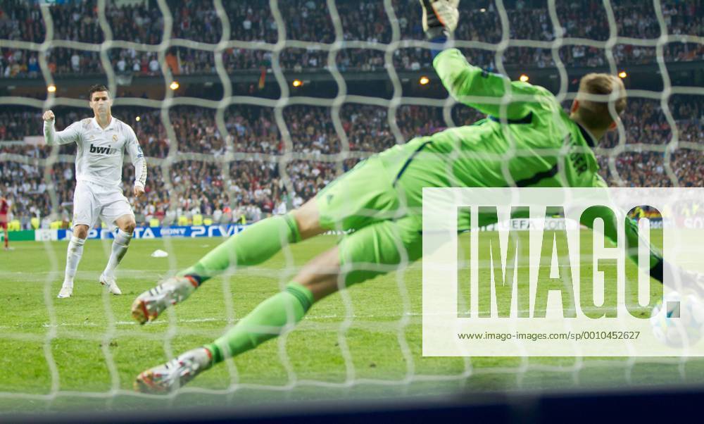 Cristiano RONALDO , Real 7 verschiesst gegen Manuel NEUER, FC Nr.1 wehrt den Ball ab, fängt, fangen, festhalten, Aktion, Einzelbild, Freisteller, Reaktion, REAL MADRID - FC BAYERN MÜNCHEN 3-4 n.E. Fussball UEFA Champions League, Halbfinale Rückspiel, Madrid, 25.04.2012 CL Saison 2011 2012, FCB, RM, München