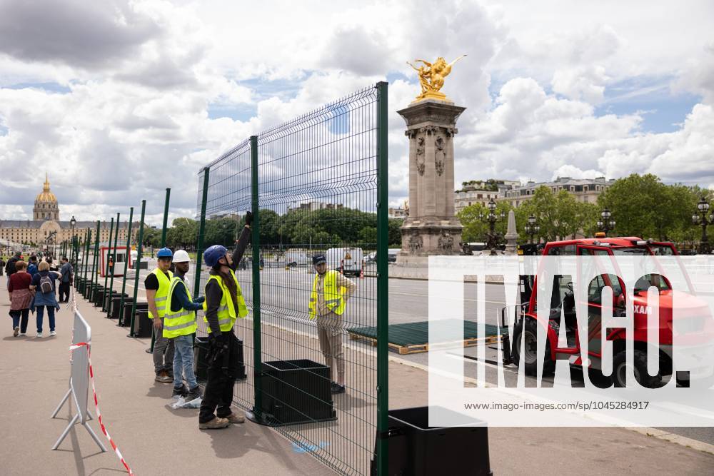 Construction work underway as Paris prepares to host 2024 Olympic Games, Olympische Spiele, Olympia, OS Alexis Sciard IP3; Paris, France, May 17, 2024 - The Pont Alexandre III is closed because of the preparation for the 2024 Olympic Games. The Paris 2024 Olympic Games will be held from July 26 to August 11, 2024, for 16 days. PARIS 2024, PREPARATION, ILLUSTRATION, ASSEMBLEE NATIONALE, CHANTIER, JEUX OLYMPIQUES, LIEU TOURISTIQUE, JO, TOUR EIFFEL, EIFFEL TOWER, WORKERS, OUVRIERS