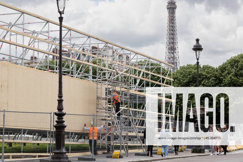 Construction work underway as Paris prepares to host 2024 Olympic Games, Olympische Spiele, Olympia, OS Alexis Sciard IP3; Paris, France, May 17, 2024 - Workers set up grandstands near Invalides as part of the preparations for the 2024 Olympic Games. The Paris 2024 Olympic Games will be held from July 26 to August 11, 2024, for 16 days. PREPARATION, ILLUSTRATION, ASSEMBLEE NATIONALE, CHANTIER, JEUX OLYMPIQUES, LIEU TOURISTIQUE, JO